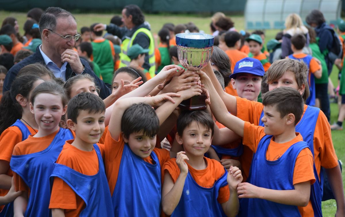 Niños levantando una copa